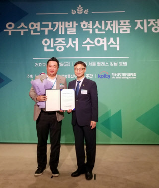 김명진 이노그리드 대표(왼쪽)가 정병선 과기정통부 제1차관과 우수R&D 혁신제품 인증서 수여식에서 사진을 찍고 있다. 이노그리드 제공